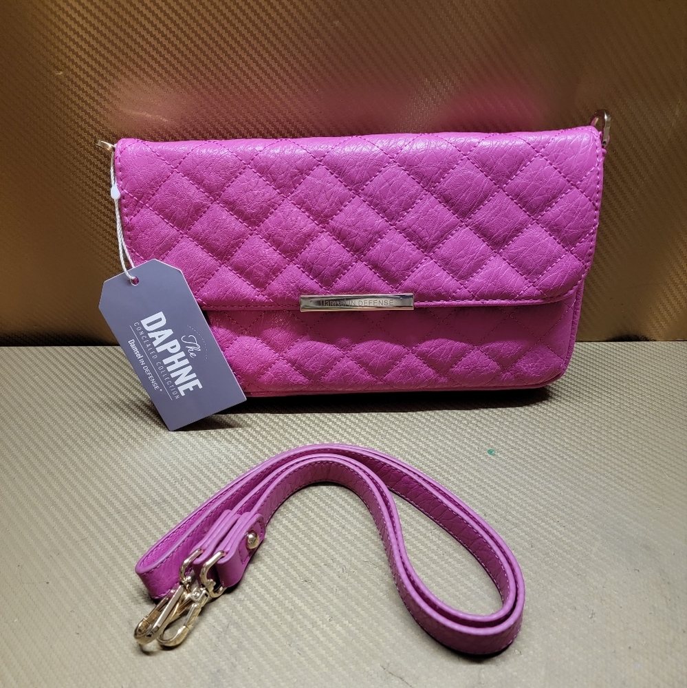 Damsel in Defense, Daphne, Kari Clutch